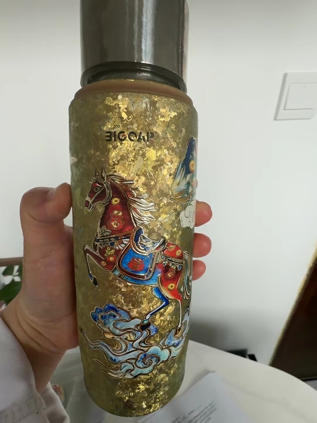 买家手持金色天马纹钛杯